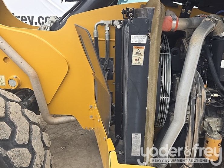 2018-caterpillar-tl1055d-image-57