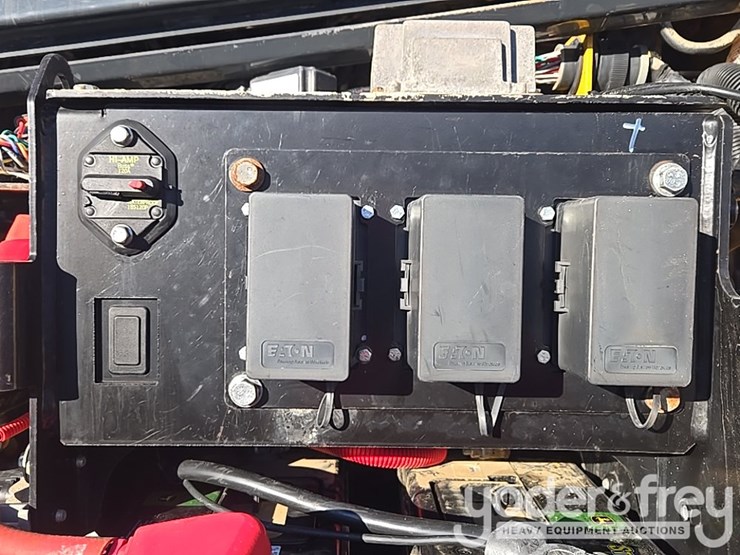 2018-deere-700k-image-78