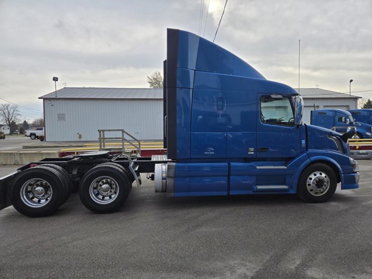 #2231-•-2016-volvo-vnl-sleeper-cab-semi-image-6
