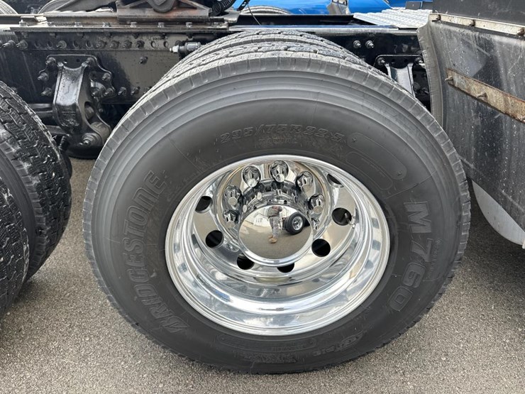 #2225-•-2024-volvo-vnl-sleeper-cab-semi-truck-tractor-image-64