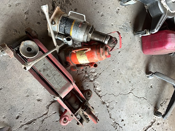 one-floor-jack,-also-three-good-hydraulic-bottle-jacks,-two-are-20-ton,-one-is-12-ton-image-16