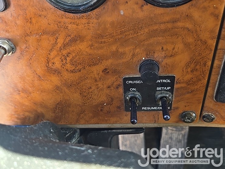 2009-peterbilt-335-image-69