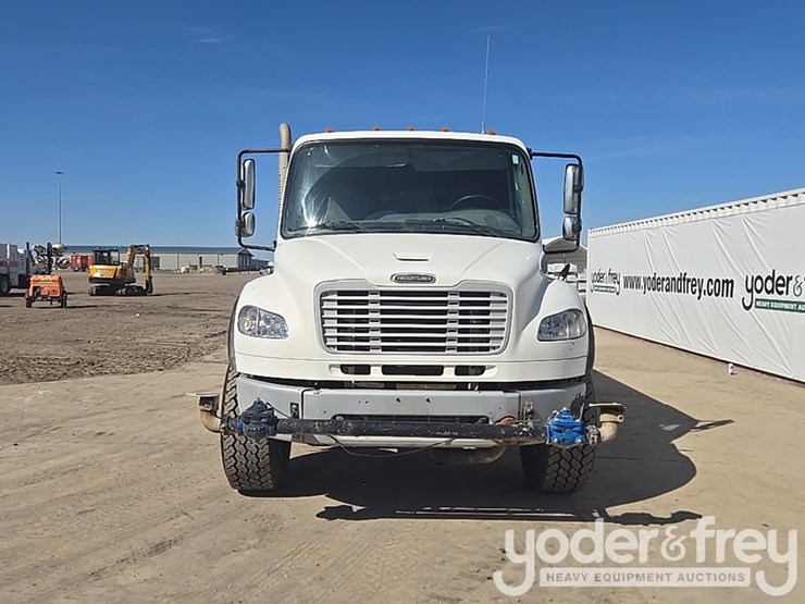 2017-freightliner-m2-106-image-8
