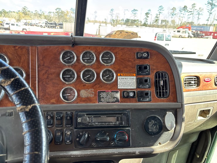 2008-peterbilt-365-image-30