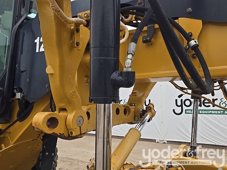 2015-caterpillar-12m3-image-27