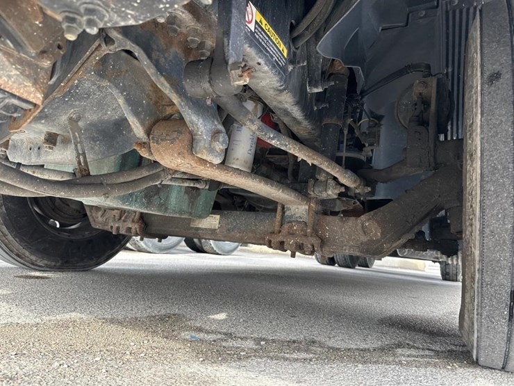 2012-volvo-10-image-34