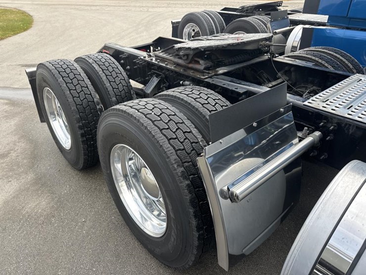 #2225-•-2024-volvo-vnl-sleeper-cab-semi-truck-tractor-image-18