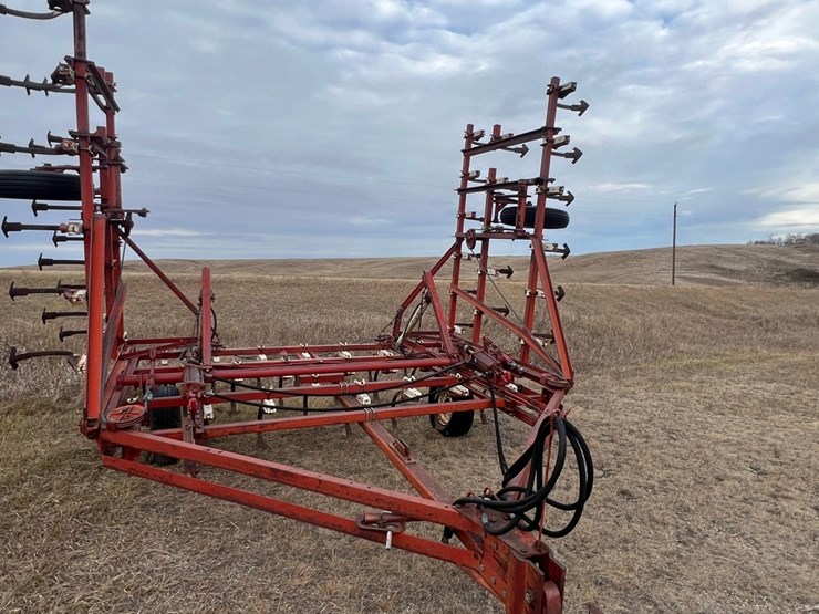 lot-30.-28’-vibrashank-cultivater,-trips-are-all-tight,-was-used-in-front-of-press-drill-image-1