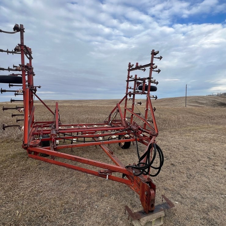 Lot 30. 28’ Vibrashank cultivater, trips are all tight, was used in front of press drill