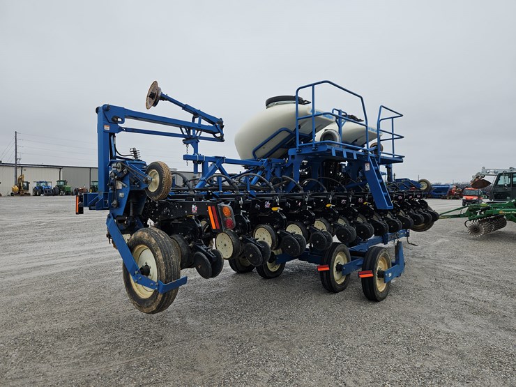 2011-kinze-3600-image-10