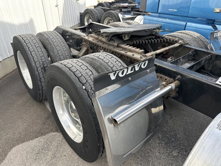 2012-volvo-10-image-17