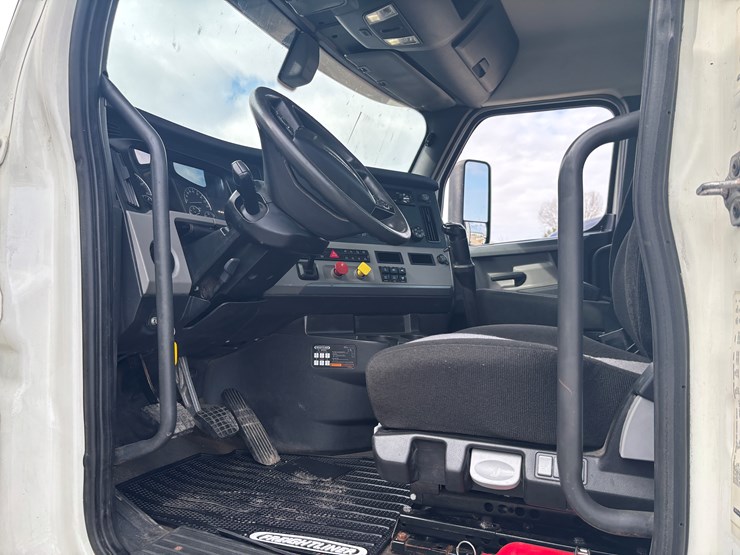 2018-freightliner-cascadia-126-image-25