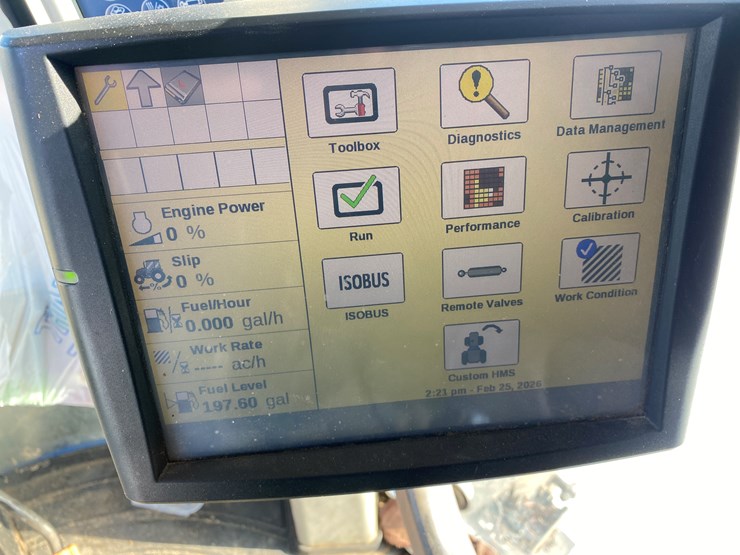 2011-new-holland-390-image-32