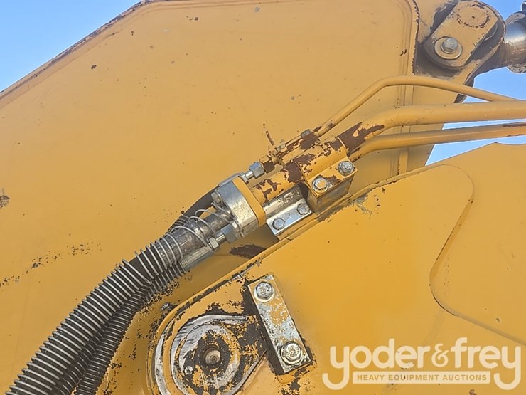 2016-caterpillar-335fl-image-45