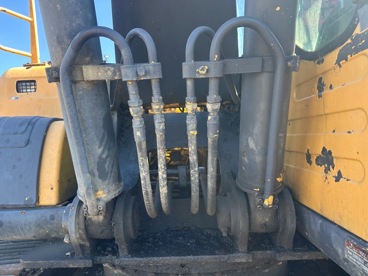 new-holland-eh215-image-23