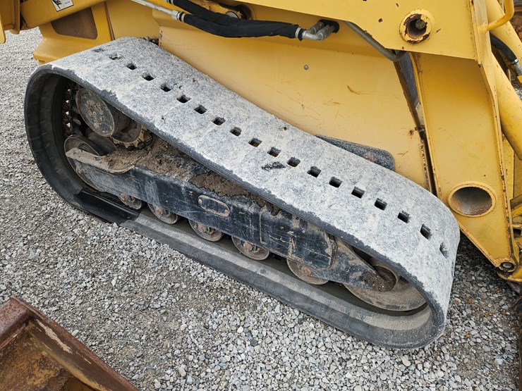 2007-deere-ct332-image-15