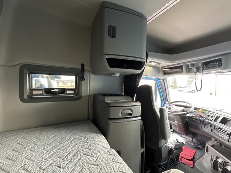 #2226-•-2024-volvo-vnl-sleeper-cab-semi-truck-tractor-image-51