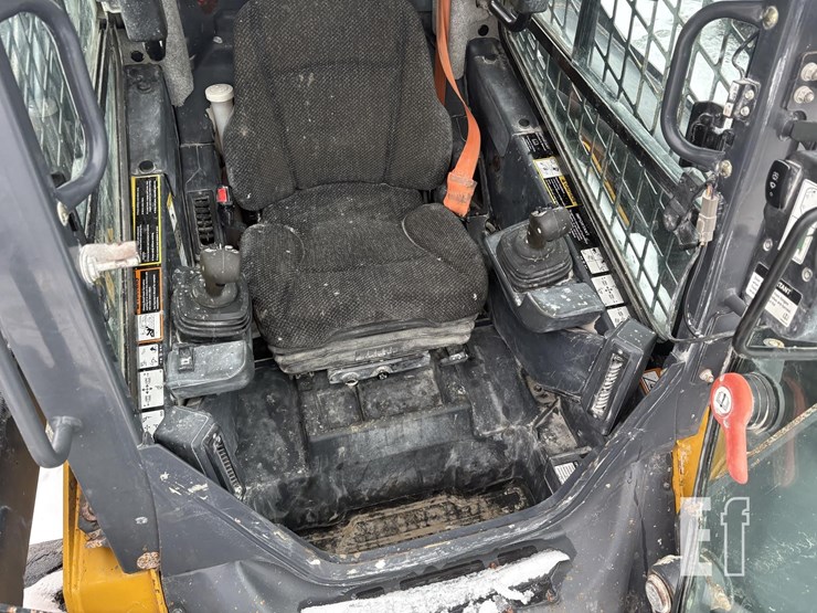 2020-deere-320g-image-17