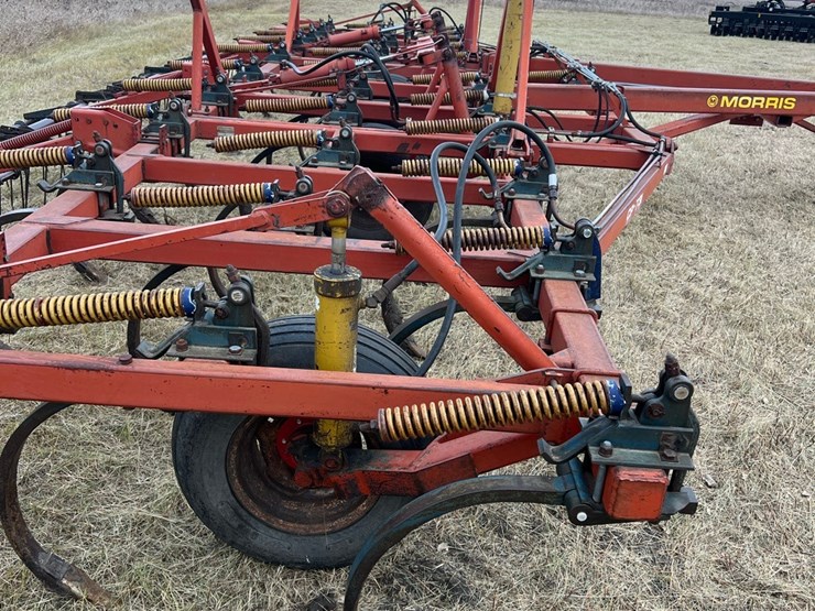 lot-49.-1981-33’-morris-magnum-model-cp-731-chisel-plow-w/3-bar-harrows,-well-maintained-unit,-super-clean-and-straight,-check-photos-image-20