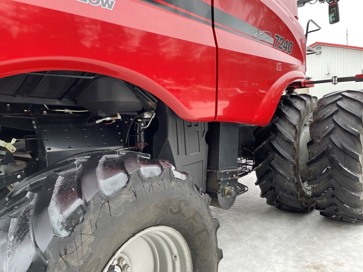2017-case-ih-7240-image-36
