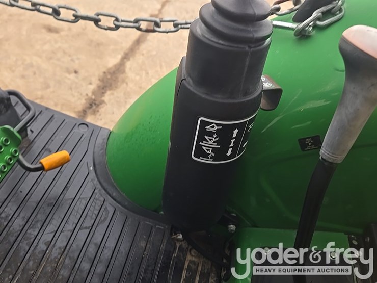 2020-john-deere-5075e-image-55