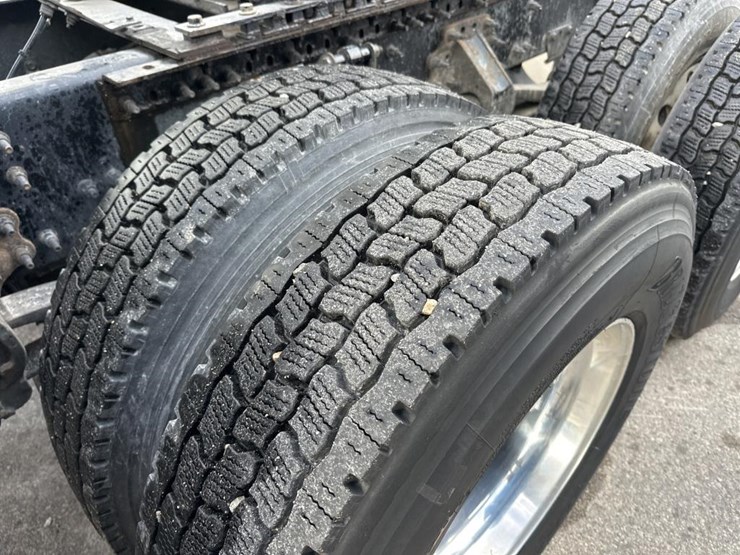 #2231-•-2016-volvo-vnl-sleeper-cab-semi-image-57