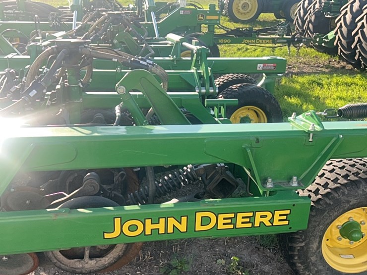 2018-john-deere-1910-image-43