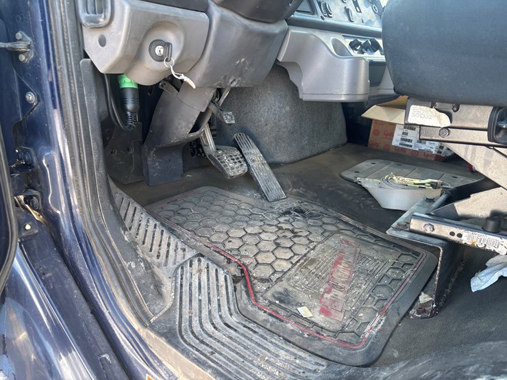 #2294-•-2013-freightliner-m2-flatbed-truck-image-41