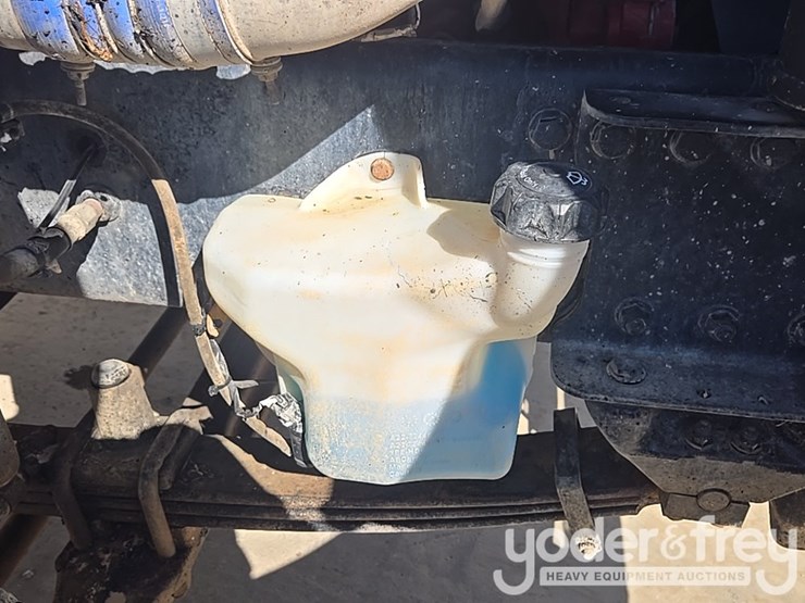 2017-freightliner-m2-106-image-40