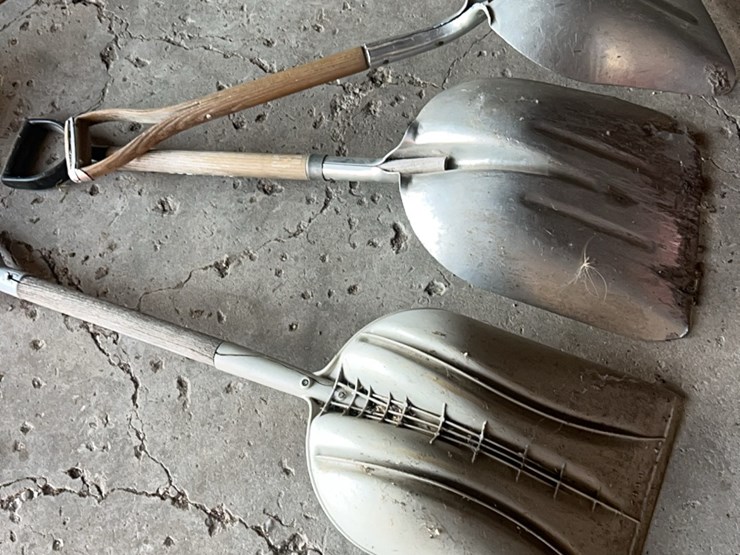 (3)-grain-shovels,-two-are-aluminum,-one-is-plastic-image-8