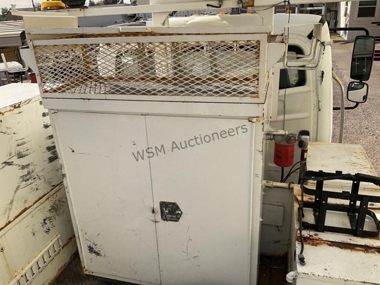 2012-freightliner-m2-106-image-17