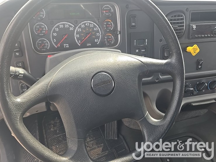 2021-freightliner-m2-106-image-122