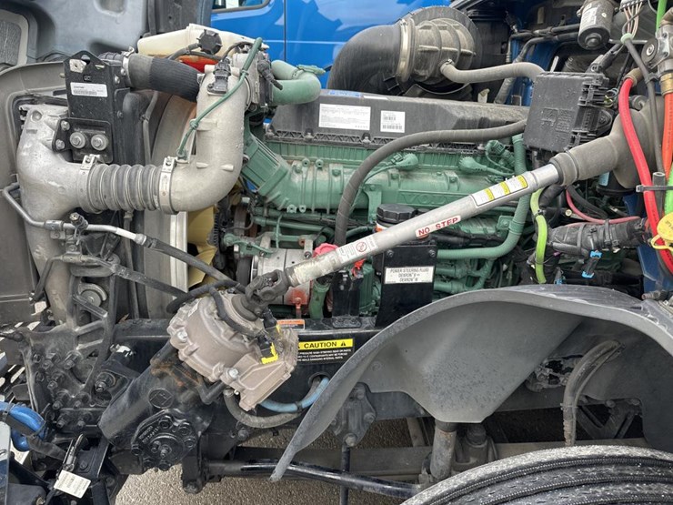 #2225-•-2024-volvo-vnl-sleeper-cab-semi-truck-tractor-image-30
