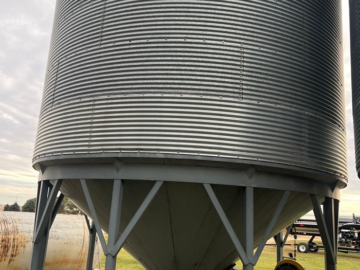 lot-21.-cenex-hopper-bin,-micada-bottom,-includes-golden-air-single-phase-bin-fan-image-13