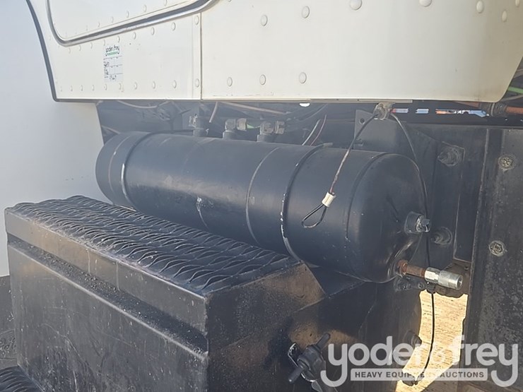 2009-peterbilt-335-image-25