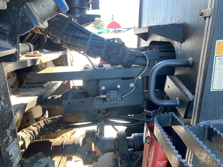 2011-new-holland-390-image-25