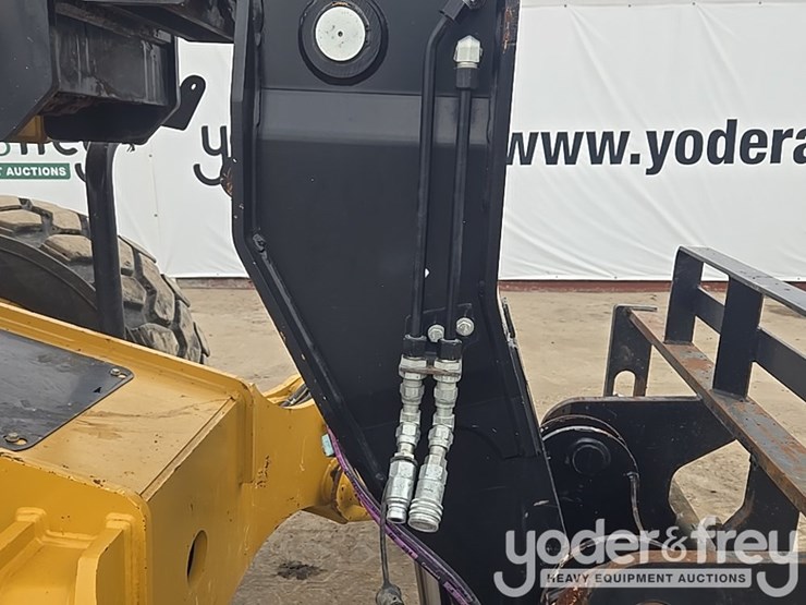 2018-caterpillar-tl1055d-image-28