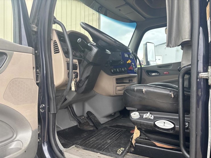 2019-peterbilt-579-image-25