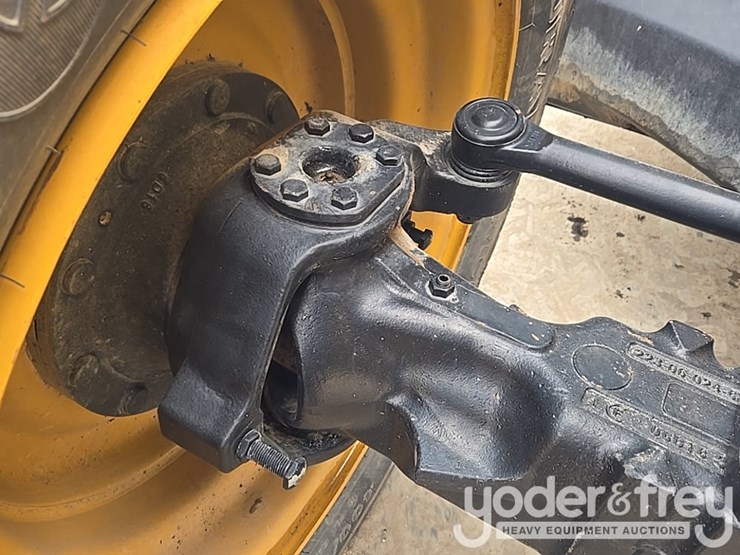 2018-caterpillar-tl1055d-image-13