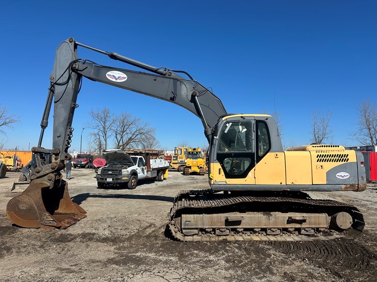 new-holland-eh215-image-2