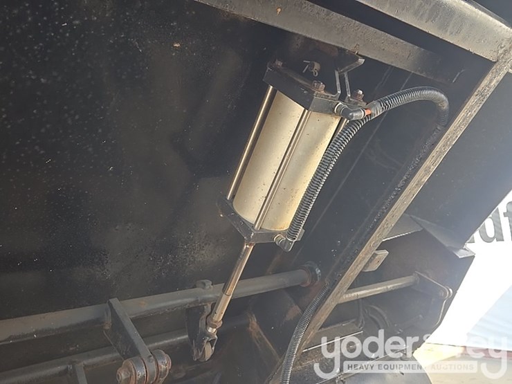 2020-freightliner-m2-106-image-27