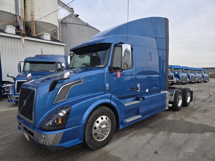 #2231-•-2016-volvo-vnl-sleeper-cab-semi-image-1