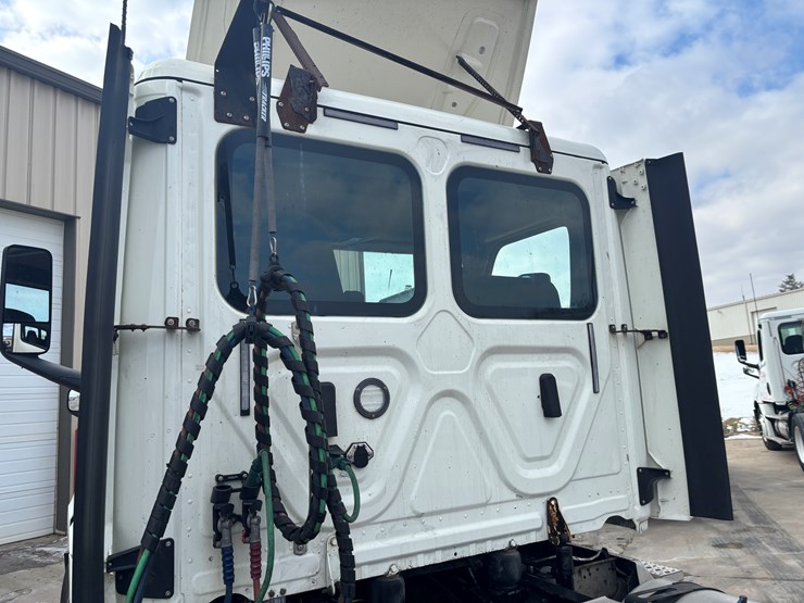 2018-freightliner-cascadia-126-image-10