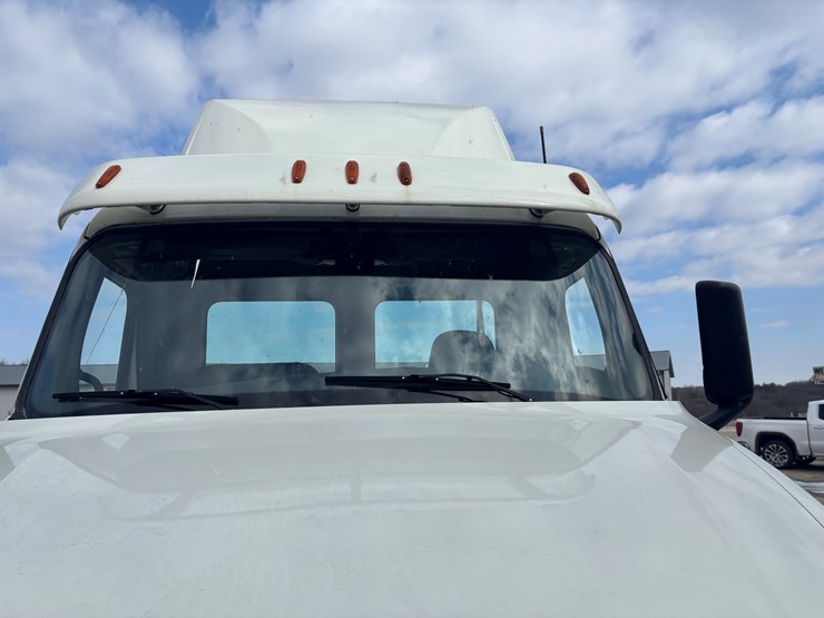 2018-freightliner-cascadia-126-image-13