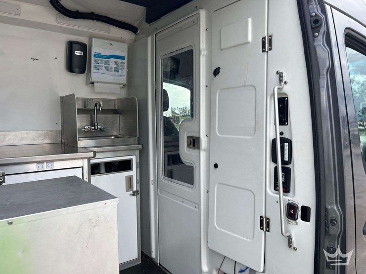 2021-mercedes-benz-sprinter-4500-image-17