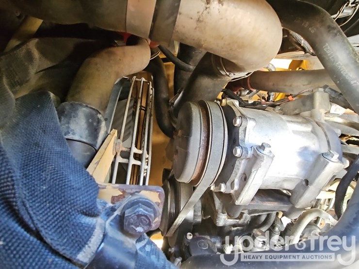 2017-caterpillar-415f2-il-image-28