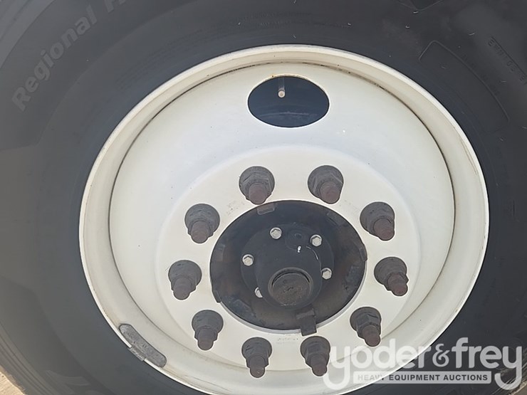 2021-freightliner-m2-106-image-37