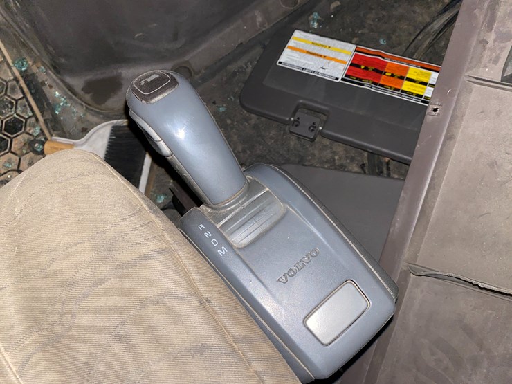 #310-•-2015-volvo-d13-tandem-axle-semi-rolled-over-(has-wi-title)-(algoma,-wi)-image-25