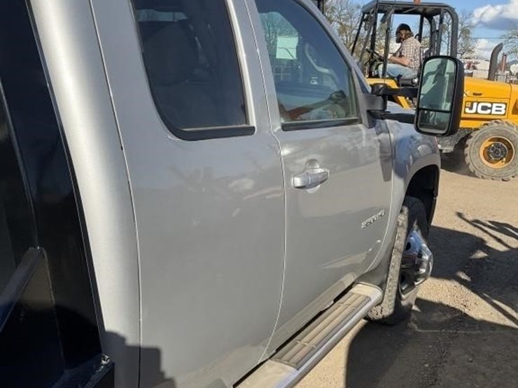 2011-gmc-3500-image-10