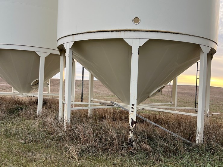 lot-45.-3,000-bu.-meridian-hopper-bin-image-15